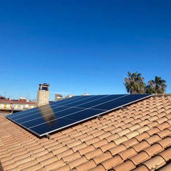 Instalación de energía solar para ahorro energético en Valencia.