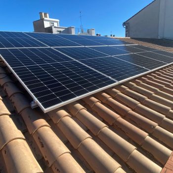 Instalación de placas solares en tejado de chalé en Valencia