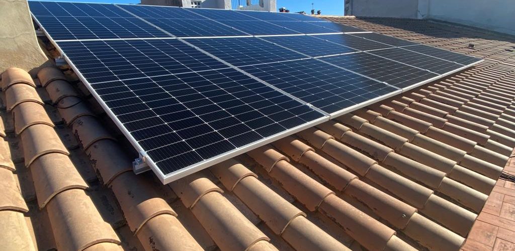 Instalación de placas solares en tejado de chalé en Valencia